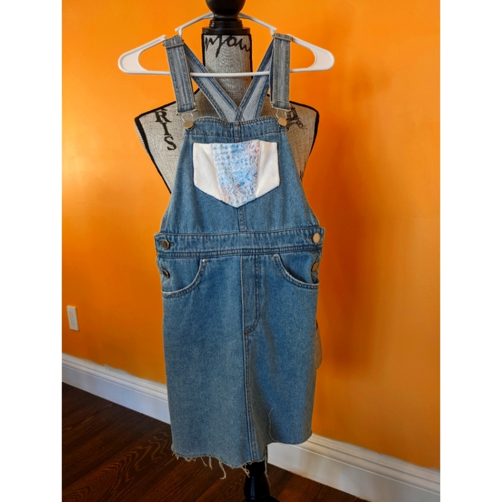 DENIM DRESS WITH ACCENT POCKETS